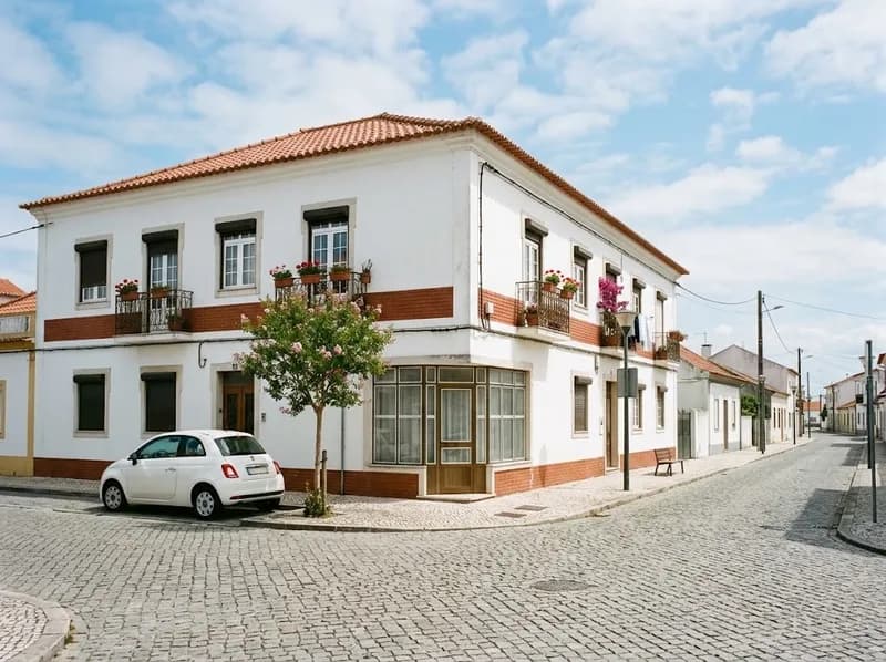 Uma rua residencial calma com uma loja de rés do chão em São Bernardo